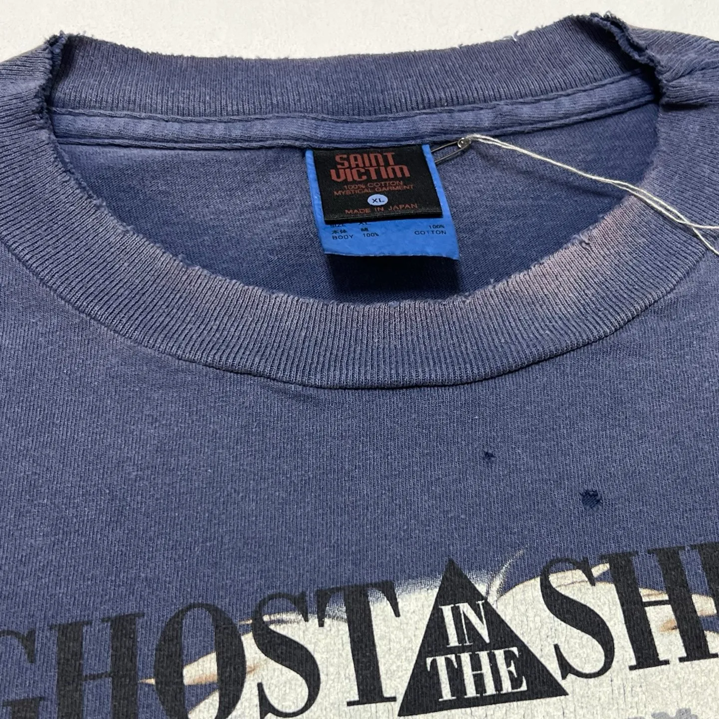 SAINT Mxxxxxx × Ghost in the Shell GS_SS TEE/GST IN THE SHELL/NVY Ghost in the Shell co-branded distressed short-sleeves White-haired plain character TEE Washed blue S-XL Look for the cylindrical fabric with no side seams. The open width is almost meaningless Asut ready-made garments dyed The whole piece is sprayed with horsetail. The collar and cuffs are faded. The collar and cuffs are frayed. Many hangings are worn. The oversized printing position restores the authenticity level. Customized joint main mark/wash mark/with little angel anti-counterfeiting mark